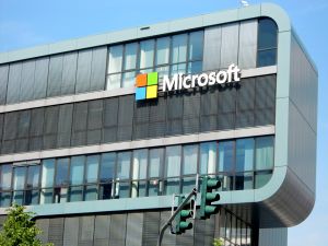 Microsoft mizează miliarde de dolari pe inteligenţa artificială
